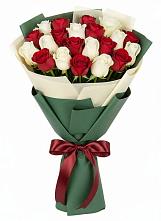Букет Микс из красных и белых роз в Жаворонки