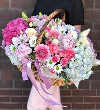Композиция солнечный день в Жаворонки Цветочная композиция из Розы, Хризантемы, Пионы и Лизиантусы в корзине в Жаворонки