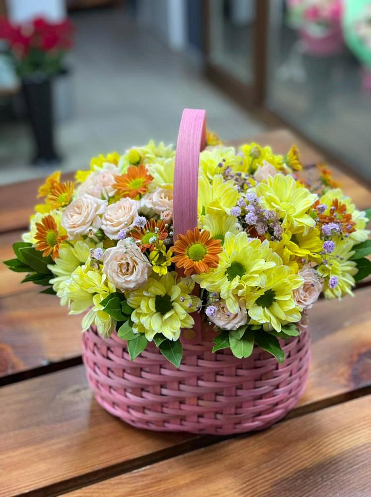 Цветочная композиция из Хризантемы и Розы в корзине в Жаворонки