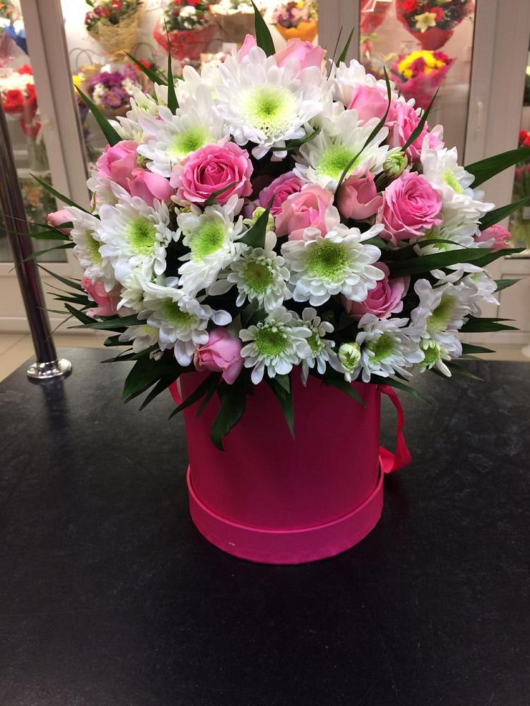 Цветочная композиция из Розы и Хризантемы в шляпной коробке в Жаворонки