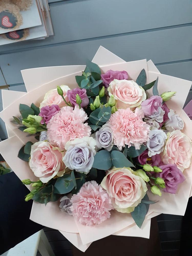 Букет цветов из: Розы, Гвоздики и Лизиантусы в Жаворонки