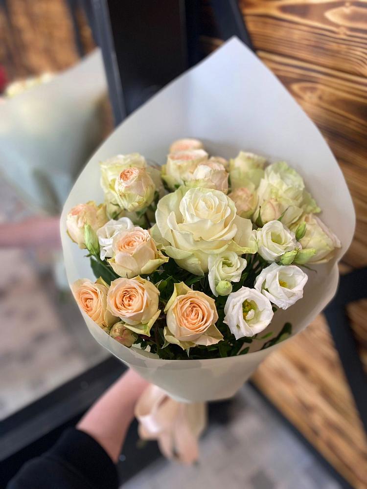 Букет цветов из: Розы и Лизиантусы в Жаворонки